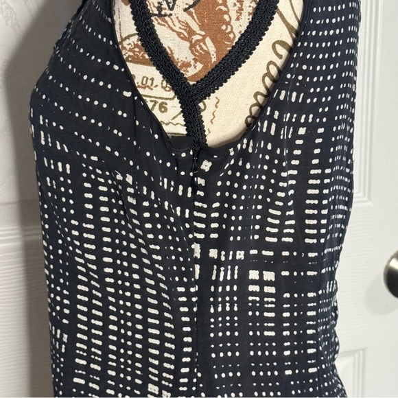 Halogen Black and White Sleeveless Top - Picture 8 of 12